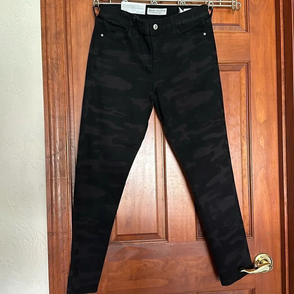 Sanctuary Social Standard women’s black camouflage ankle skinny size 4.  NWT - Picture 1 of 6